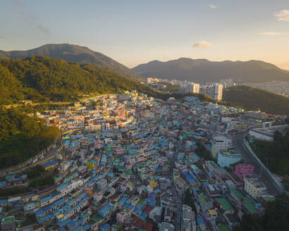 Luftaufnahme des Gamcheon Culture Village bei Sonnenaufgang, Busan, Südkorea. - AAEF25267