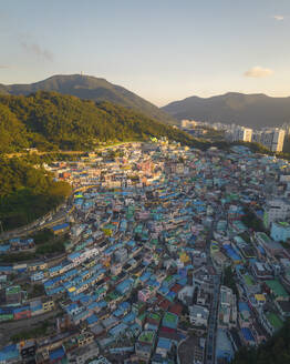 Luftaufnahme des Gamcheon Culture Village bei Sonnenaufgang, Busan, Südkorea. - AAEF25268
