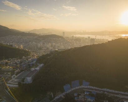 Luftaufnahme des Gamcheon Culture Village bei Sonnenaufgang, Busan, Südkorea. - AAEF25269