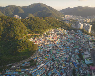 Luftaufnahme des Gamcheon Culture Village bei Sonnenaufgang, Busan, Südkorea. - AAEF25270