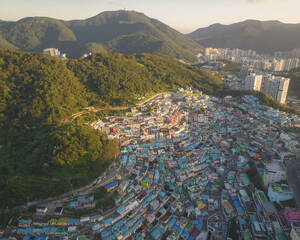 Luftaufnahme des Gamcheon Culture Village bei Sonnenaufgang, Busan, Südkorea. - AAEF25270