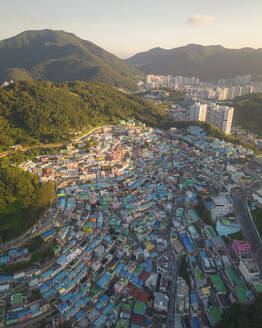 Luftaufnahme des Gamcheon Culture Village bei Sonnenaufgang, Busan, Südkorea. - AAEF25271