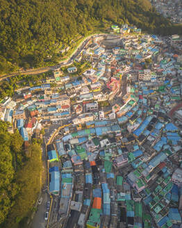 Luftaufnahme des Gamcheon Culture Village bei Sonnenaufgang, Busan, Südkorea. - AAEF25272