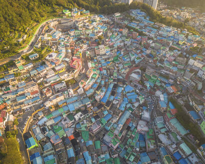 Luftaufnahme des Gamcheon Culture Village bei Sonnenaufgang, Busan, Südkorea. - AAEF25273