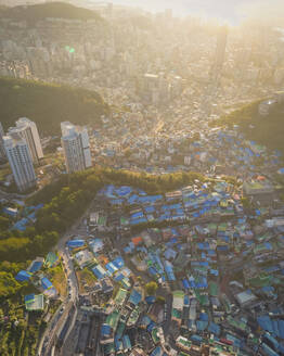 Luftaufnahme des Gamcheon Culture Village bei Sonnenaufgang, Busan, Südkorea. - AAEF25276