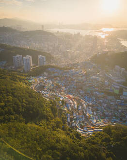 Luftaufnahme des Gamcheon Culture Village bei Sonnenaufgang, Busan, Südkorea. - AAEF25278