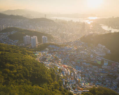 Luftaufnahme des Gamcheon Culture Village bei Sonnenaufgang, Busan, Südkorea. - AAEF25279