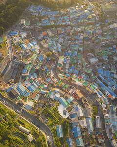 Luftaufnahme des Gamcheon Culture Village bei Sonnenaufgang, Busan, Südkorea. - AAEF25280