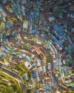 Luftaufnahme des Gamcheon Culture Village bei Sonnenaufgang, Busan, Südkorea. - AAEF25281