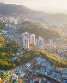 Luftaufnahme des Gamcheon Culture Village bei Sonnenaufgang, Busan, Südkorea. - AAEF25282
