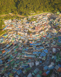 Luftaufnahme des Gamcheon Culture Village bei Sonnenaufgang, Busan, Südkorea. - AAEF25283