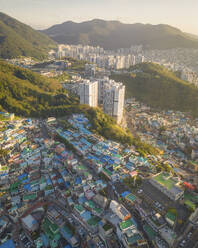 Luftaufnahme des Gamcheon Culture Village bei Sonnenaufgang, Busan, Südkorea. - AAEF25284