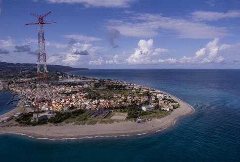 Luftaufnahme von Capo Peloro, der äußersten nordöstlichen Spitze Siziliens an der Straße von Messina, Sizilien, Italien. - AAEF25286