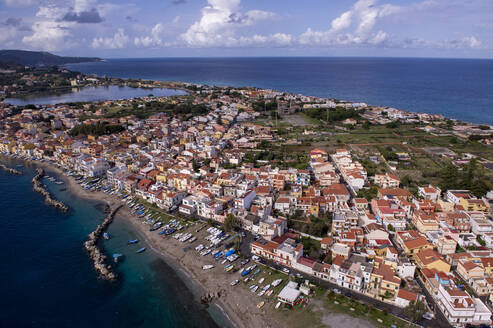 Luftaufnahme von Capo Peloro, der äußersten nordöstlichen Spitze Siziliens an der Straße von Messina, Sizilien, Italien. - AAEF25287