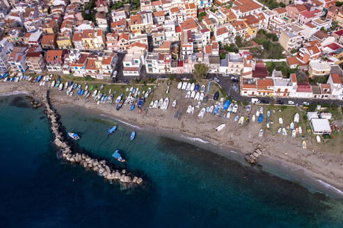 Luftaufnahme von Fischerbooten am Strand von Capo Peloro, der äußersten nordöstlichen Spitze Siziliens an der Straße von Messina, Sizilien, Italien. - AAEF25288