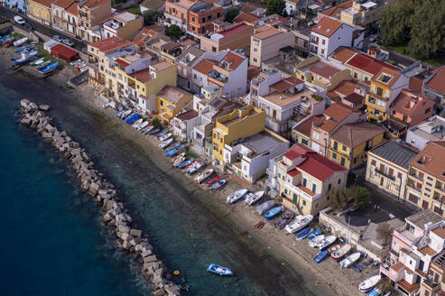 Luftaufnahme von Fischerbooten am Strand von Capo Peloro, der äußersten nordöstlichen Spitze Siziliens an der Straße von Messina, Sizilien, Italien. - AAEF25289