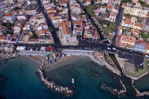 Luftaufnahme von Capo Peloro, der äußersten nordöstlichen Spitze Siziliens an der Straße von Messina, Sizilien, Italien. - AAEF25292