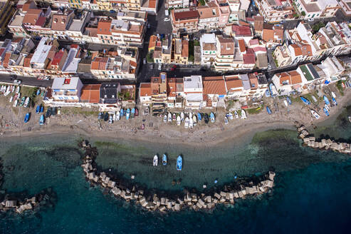 Luftaufnahme von Fischerbooten am Strand von Capo Peloro, der äußersten nordöstlichen Spitze Siziliens an der Straße von Messina, Sizilien, Italien. - AAEF25295
