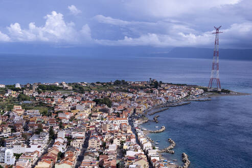 Luftaufnahme von Capo Peloro, der äußersten nordöstlichen Spitze Siziliens an der Straße von Messina, Sizilien, Italien. - AAEF25296
