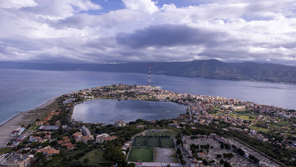 Luftaufnahme des Ganziririsees bei Capo Peloro, der äußersten nordöstlichen Spitze Siziliens an der Straße von Messina, Sizilien, Italien. - AAEF25298