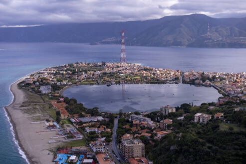 Luftaufnahme des Ganziririsees bei Capo Peloro, der äußersten nordöstlichen Spitze Siziliens an der Straße von Messina, Sizilien, Italien. - AAEF25299