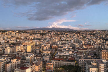 Luftaufnahme der Stadt Catania und des schneebedeckten Vulkans Ätna im Hintergrund, Sizilien. - AAEF25300