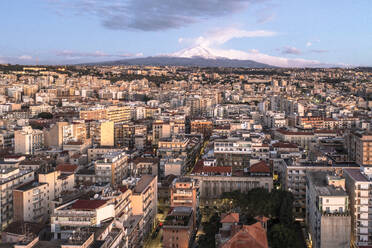 Luftaufnahme der Stadt Catania und des schneebedeckten Vulkans Ätna im Hintergrund, Sizilien. - AAEF25301