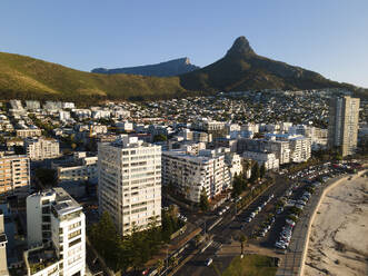 Luftaufnahme von Sea Point mit dem Lions Head und dem Tafelberg im Hintergrund, Kapstadt, Südafrika. - AAEF25306