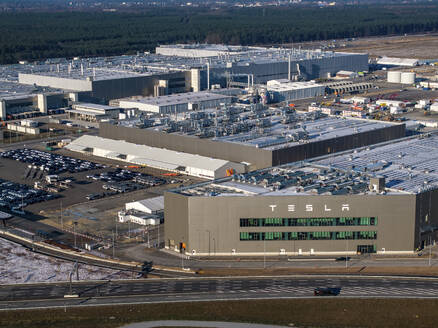 Berlin, Deutschland - 08. Januar 2023: Luftaufnahme der Tesla Gigafactory, dem ersten Tesla-Produktionsstandort in Europa, Berlin-Brandenburg, Deutschland. - AAEF25316