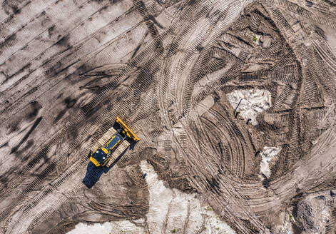 Luftaufnahme eines Baggers für schwere Arbeiten auf einer Baustelle in Wabasso, Florida, Vereinigte Staaten. - AAEF25322