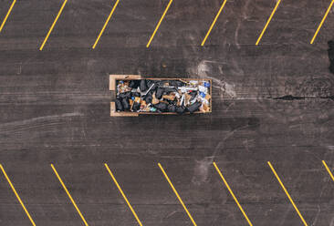 Luftaufnahme eines Müllcontainers auf einem Parkplatz, Vero Beach, Florida, Vereinigte Staaten. - AAEF25326