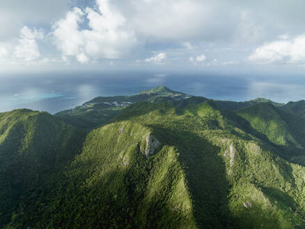 Luftaufnahme einer Bergkette auf der Insel Providencia und Santa Catalina, Archipel von Sankt Andreas, Kolumbien. - AAEF25338