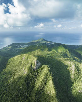 Luftaufnahme einer Bergkette auf der Insel Providencia und Santa Catalina, Archipel von Sankt Andreas, Kolumbien. - AAEF25339