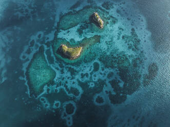 Luftaufnahme der winzigen Inseln Providencia und Santa Catalina im Archipel von Sankt Andreas, Kolumbien. - AAEF25365