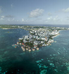 Luftaufnahme der Stadt San Andres auf der Insel San Andres in der Karibik, Archipel von Sankt Andreas, Kolumbien. - AAEF25373