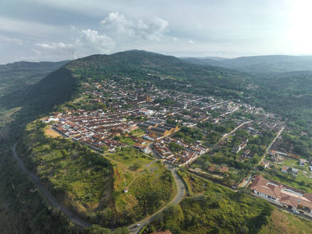 Luftaufnahme von Barichara, einer kleinen Stadt in den Hügeln im Bezirk Santander, Kolumbien. - AAEF25378