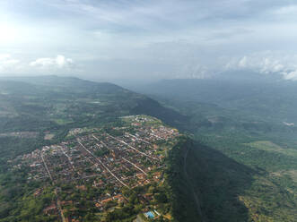 Luftaufnahme von Barichara, einer kleinen Stadt entlang des Bergkamms im Bezirk Santander, Kolumbien. - AAEF25380