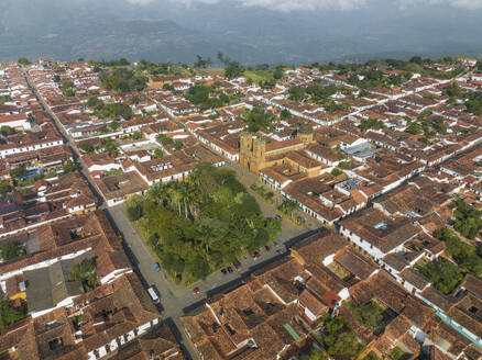 Luftaufnahme von Barichara mit seiner kleinen Kirche, einer kleinen Stadt in den Hügeln im Bezirk Santander, Kolumbien. - AAEF25386