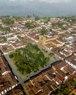 Luftaufnahme von Barichara mit seiner kleinen Kirche, einer kleinen Stadt in den Hügeln im Bezirk Santander, Kolumbien. - AAEF25387