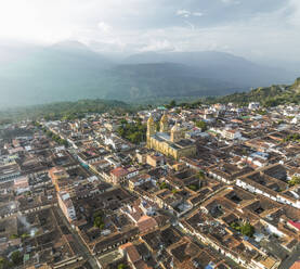 Luftaufnahme von Socorro mit seiner katholischen Kirche im Stadtzentrum, einer kleinen Stadt in den Hügeln im Bezirk Santander, Kolumbien. - AAEF25390