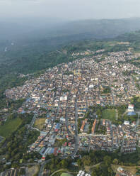 Luftaufnahme von Socorro, einer kleinen Stadt in den Hügeln im Bezirk Santander, Kolumbien. - AAEF25400