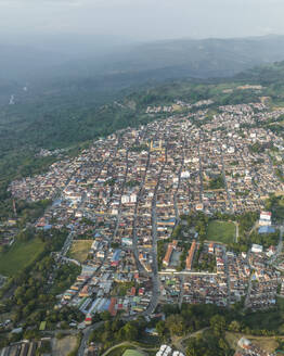 Luftaufnahme von Socorro, einer kleinen Stadt in den Hügeln im Bezirk Santander, Kolumbien. - AAEF25400