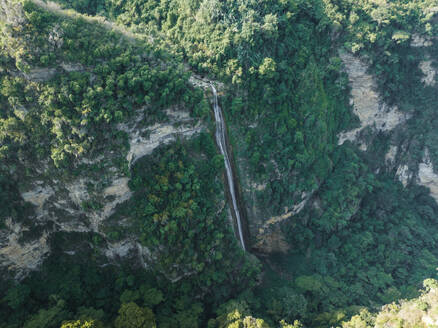 Luftaufnahme der Cascada Monte Grande, eines atemberaubenden Wasserfalls über dem Bergtal, Jordan, Santander, Kolumbien. - AAEF25410