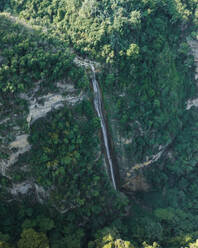 Luftaufnahme der Cascada Monte Grande, eines atemberaubenden Wasserfalls über dem Bergtal, Jordan, Santander, Kolumbien. - AAEF25411
