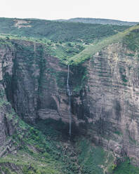 Luftaufnahme des Wasserfalls Siete Cascadas entlang des Bergtals, Los Santos, Santander, Kolumbien. - AAEF25416