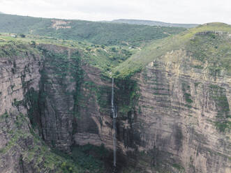 Luftaufnahme des Wasserfalls Siete Cascadas entlang des Bergtals, Los Santos, Santander, Kolumbien. - AAEF25417