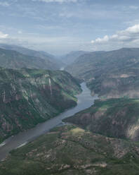 Luftaufnahme des Sogamoso-Flusses über dem Bergtal in Los Santos, Santander, Kolumbien. - AAEF25419