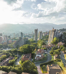 Luftaufnahme des Wohnviertels von Medellin bei Sonnenuntergang, Antioquia, Kolumbien. - AAEF25422