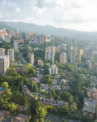 Luftaufnahme des Wohnviertels von Medellin bei Sonnenuntergang, Antioquia, Kolumbien. - AAEF25428