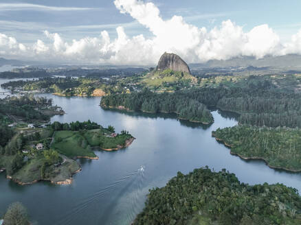 Luftaufnahme von El Penon de Guatape, einem Reiseziel in Guatapé, Antioquia, einem Ferienort in den Anden im Nordwesten Kolumbiens. - AAEF25433